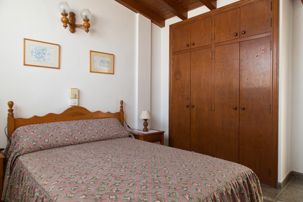 Hostal Rafalet Es Pujols Exterior foto
